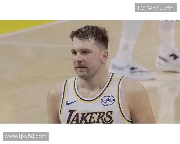 湖人五连胜登顶西部第二，东契奇三双创纪录，争议判罚引热议